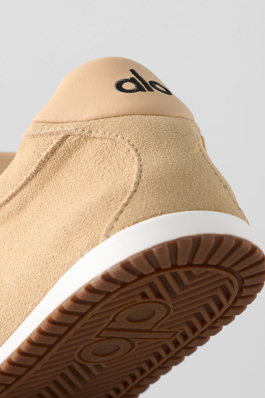 ALO Sunset Sneaker + Jisoo - Caramel Cream — photo 6