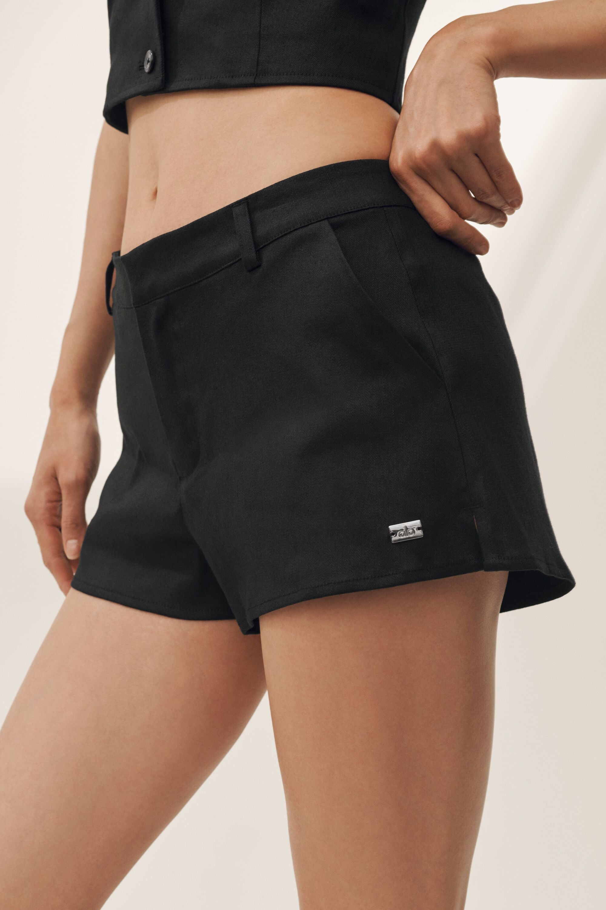 Linen Blend Low-Rise Riviera Trouser Short - Black — photo 2